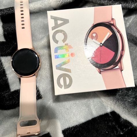 Samsung Galaxy Watch Active Apple Gadgets Iphone, Samsung Pink, Samsung Smart Watch, Trendy Watches, Fancy Watches, Iphone Obsession, Smartwatch Women, Samsung Galaxy Watch, Silicon Bands