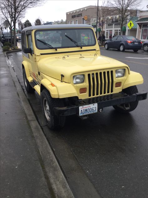 Mustard yellow jeep 🖤 Jeep Aesthetic Summer, Cute Jeeps, Jeep Wrangler Aesthetic, Wrangler Aesthetic, Yellow Jeep Wrangler, House 2 Bedroom, Jeep Hacks, Jeep Aesthetic, Green Jeep Wrangler