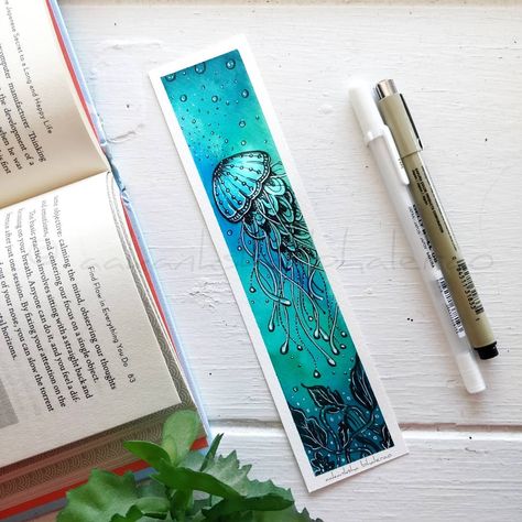 Aakanksha Bhalerao в Instagram: «Made this Jellyfish #zentangle bookmark using @brustro_official watercolour paper and @sakuracolorproducts Koi brushpens.  Jelly fish are…» Jellyfish Bookmark, Zentangle Bookmarks, Drawing Jellyfish, Bookmark Art, Diy Jellyfish, Bookmarks Diy, Handmade Bookmarks Diy, Brush Pen Art, Ideas Regalos