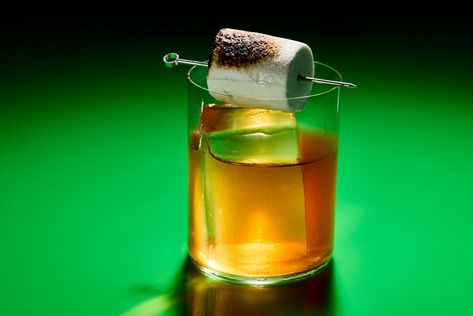 How to Make Toasted Marshmallow Old Fashioned Cocktail (Easy Recipe + Top Tips) - Dan's Daily | Dan Murphy’s Autumn Cocktails, Old Fashioned Recipe, Best Cocktails, Popular Cocktails, Dark Spirit, Peach Tea, Cocktail Ingredients, Fall Cocktails, Old Fashioned Recipes