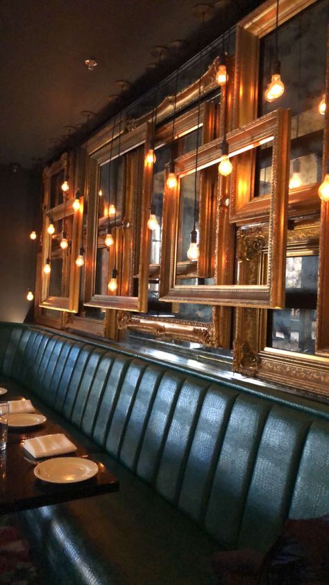 Vintage Pub Interior, Bar Interior Design Rustic, Basement Restaurant Design, Vintage Bar Ideas, Modern Pub Interior, Pub Interior Design Modern, Dark Green Pub Interior, Smith And Wollensky Nyc, Vintage Bar Design