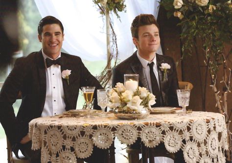 Happy husbands Glee Season 6, Blaine And Kurt, Kurt Hummel, Happy Husband, Glee Club, Celebrity Singers, Chris Colfer, Gay Marriage, Darren Criss