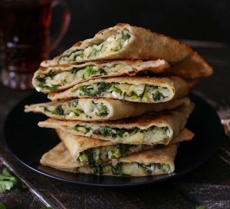 Bolani Recipe (Afghan Potato Stuffed Flatbread) - Delishably Bolani Recipe, Afghanistan Food, Brie Recipes Appetizers, Stuffed Flatbread, Bacon Recipes Appetizers, Potato Stuffed, Afghan Food Recipes, Potato Appetizers, Delicious Appetizer Recipes