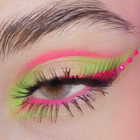 Neon Pink And Green Makeup, Pink And Green Makeup Looks, Green And Pink Eyeshadow, Green And Pink Makeup, Pink And Green Eyeshadow, Pink And Green Makeup, Early 2000s Makeup, Monster High Makeup, Venus Mcflytrap