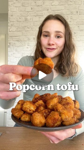 Maya // vegan recipes on Instagram: "POPCORN TOFU 😍🍿   Crispy, crispier, this tofu! 😋 I think this is one of of my new favourite tofu recipes, it’s really fuss-free and tastes soo good! 🥰 Btw you can also bake or air fry the nuggets instead of frying them.  Much love Maya ✨ RECIPE (4 servings each 365cal/16P/43C/12F): -400g tofu, pat dried TEAR into chunks -1/2 Cup (125ml) plant milk -1 Tbsp each apple cider vinegar and sriracha MIX/ADD tofu/MARINATE for 30mins -3/4 (90g) cup starch -2 Tsp each paprika, salt, garlic powder -pepperrrr to taste TOSS the chunks in the mix -1 cup Panko seasoned COAT the tofu in the Panko/FRY until golden brown (or bake at 200C/400F for 20mins) Seasoning: -1 Tsp each paprika, cumin, salt  Tofu damit vermischen - POPCORN TOFU😍🍿  Knusprig, knuspriger, diese Crispy Tofu Wrap, Recipes With Smoked Tofu, Air Fry Tofu Recipes, Crumbed Tofu, Crispy Tofu Recipes, Panko Tofu, Popcorn Tofu, Tofu Nuggets, Tofu Recipes Healthy