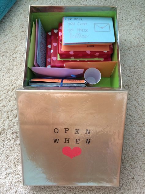 Open when letters box with small presents. Very cute idea for birthday or anniversary. Diy Christmas Gifts For Boyfriend, Cadeau St Valentin, Open When Letters, Easy Diy Christmas Gifts, Creative Christmas Gifts, Friends Diy, Diy Letters, Presents For Boyfriend, Boyfriend Diy