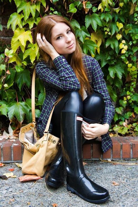 latex leggings by AndPereira69.deviantart.com on @DeviantArt Reit Outfits, Rubber Boots Fashion, Hunter Boots Outfit, Boots Leggings, Shiny Boots, Womens Rubber Boots, Wellies Rain Boots, Hunter Wellies, Wellies Boots