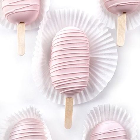 BakeDeco (@bakedeco) • Instagram photos and videos Pink Cake Popsicles, Pink And White Cakesicles, White And Pink Cake Pops, Popsicles Cake, Cake Pop Displays, Cake Pop Decorating, Idee Babyshower, Dessert Photography, Chocolate Covered Treats