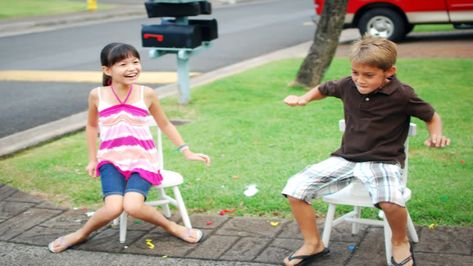 Take 5 or more chairs and place one inflated balloon on each chair (use tapes to fix them). Ask kids to burst/pop the balloon by using their body weight (sitting). The one who bursts the balloon first is the winner. Duck Duck Goose Game, Game Ideas For Kids, Balloon Pop Game, Balloon Games, Kids Pop, Pop Games, Balloon Pop, Family Fun Games, The End Game