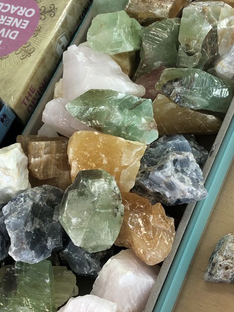 Pretty Rocks Aesthetic, Gem Aesthetic, Cute Creepy, Crystal Vibes, Crystal Aesthetic, Spiritual Decor, Pretty Rocks, Cool Rocks, Crystal Collection