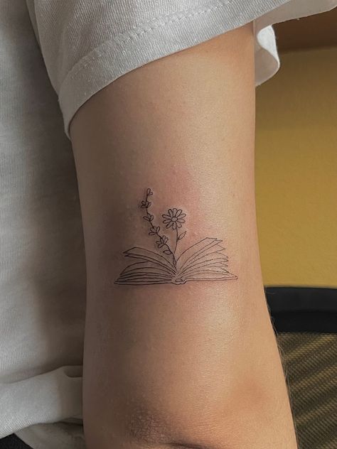 tattoo about my love for books and flowers Simple Armband Tattoo, Small Book Tattoo, Bookworm Tattoo, Types Of Tattoos, Book Inspired Tattoos, Reading Tattoo, Tattoo Special, Book Lover Tattoo, Books And Flowers