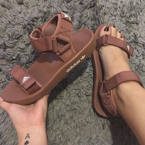 Nike Sandals Women, Sandal Kulit, Adidas Sandals, Pretty Sandals, Trendy Shoes Sneakers, White Nike Shoes, Fashion Shoes Heels, Cute Shoes Heels, Cute Sneakers