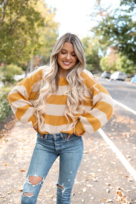 Yellow Sweater Outfit, California Style Outfits, Striped Sweater Outfit, Knit Sweater Outfit, Sweater Ideas, Sweater Outfit, Lady Dress, Yellow Sweater, Ladies Dress Design