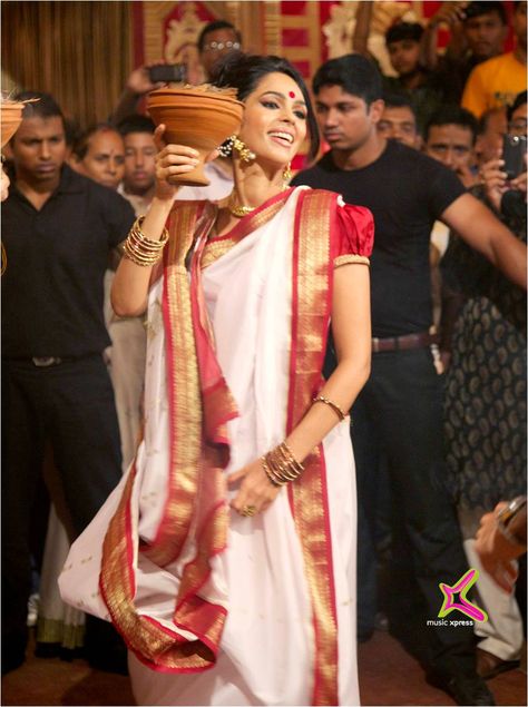 Mallika at a Durga puja.  #Bollywood Mallika Sherawat, Durga Pooja, Vsco Filter Instagram, Goddess Durga, The Bachelorette, Durga Puja, Durga Goddess, Indian Festivals, Indian Fashion Dresses