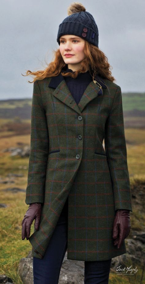 Irish Fashion Women, British Style Women Outfits, Ladies Tweed Jacket, Tweed Coat Women, Long Tweed Coat, Tweed Jacket Outfit, Countryside Fashion, Stylish Winter Coats, Capsule Wardrobe Women