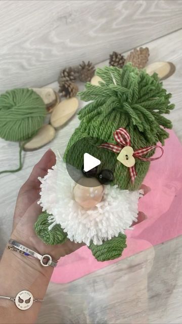 Yarn Gnomes, Christmas Yarn Crafts, Gnome Diy, Diy Natal, Easy Yarn Crafts, October Ideas, Gnome Tutorial, Christmas Yarn, Diy Yarn Crafts