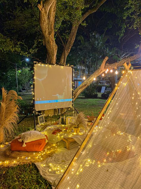 Cute Outdoor Movie Night, Movie Night Outside, Romantic Movie Night, Surprise Proposal Pictures, Diy Backyard Movie Night, Backyard Campout, Glamping Birthday, Backyard Tent, Seventeenth Birthday