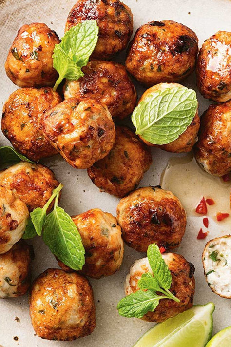 These flavour-packed Thai chicken meatballs make for fabulous finger food. Xmas Meals, Chicken Sausage Rolls, Thai Chicken Meatballs, Asian Chicken Meatballs, Chicken Mince, Chicken Balls, Chicken Meatball Recipes, Fingerfood Party, Recipe Indian