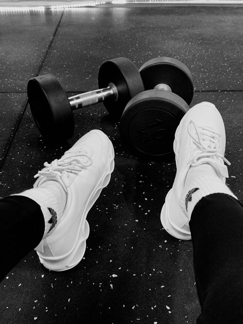 Black And White Healthy Aesthetic, Black And White Running Aesthetic, Work Out Astetic Gym, Aesthetic Exercise Pictures, Black And White Gym Aesthetic, Gym Equipment Aesthetic, Gym Aesthetic Photography, Workout Aesthetic Black Women, Gym Photoshoot Women