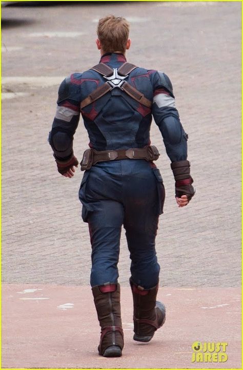 The back of Cap's Age of Ultron costume... notice the stripes go halfway around.. Spoilers Without Context, Christopher Robert Evans, No Context, Chris Evans Captain America, Marvel Funny, Steve Rogers, Marvel Memes, Avengers Assemble, Marvel Heroes