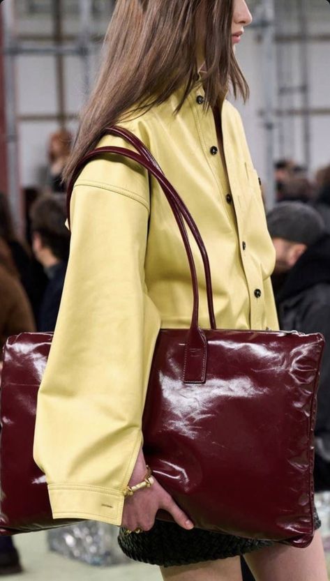 Bag Styling, Yellow Outfit, Fall 2022, 가을 패션, Milan Fashion Week, Bottega Veneta, Runway Fashion, Fashion Collection, Fashion News