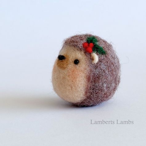 * This is a made to order creation. As it is a handmade item it may differ a bit from the photos.  An adorable hedgehog hugs a heart. This super sweet handmade needle felted hedgehog can be made as a standing decoration or with a loop hanging string so it hang from a Christmas Tree or knob.  **Please select if you wish the loop for hanging or not.  This sporty woodland creature is about 4.cm (1.6 inches) in height, wide  3 cm ( 1.2inches). Original whimsical gift. As it is an original handmade c Needle Felted Moose, Small Needle Felting Ideas, Felt Needling For Beginners, Needle Felted Christmas Ornaments Diy, Felted Ornaments Christmas, Needle Felted Ideas, Christmas Felting Ideas, Needle Felted Ornaments Christmas, Needle Felt Ideas