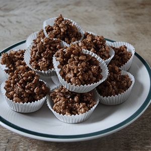 Chocolate Rice Krispie Cakes, Chocolate Rice Crispy Cakes, Rice Crispy Cake, Chocolate Rice Crispy Treats, Chocolate Rice Crispy, Rice Krispie Cakes, Rice Krispies Recipe, Chocolate Rice Krispies, Chocolate Rice Krispie Treats