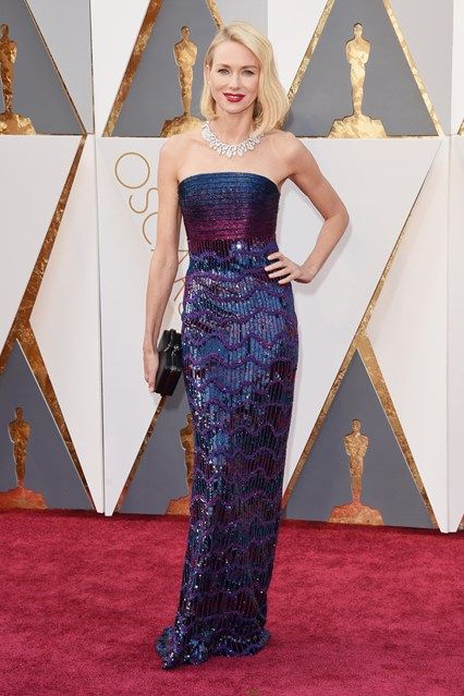 Naomi Watts wearing a gown by Armani. Vestidos Oscar, Best Oscar Dresses, Oscars Red Carpet Dresses, Academy Awards Red Carpet, Oscars 2016, Oscars Red Carpet, Best Red Carpet Looks, Marine Uniform, Red Carpet Look