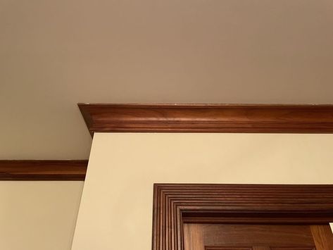 Wooden Crown Molding, Ceiling Wood Design, Wooden Ceiling Designs, Wooden Ceiling Ideas, Modern Wooden Ceiling, Wood Pathway, Cornices Ceiling, Ceiling Crown, Wooden Cornice