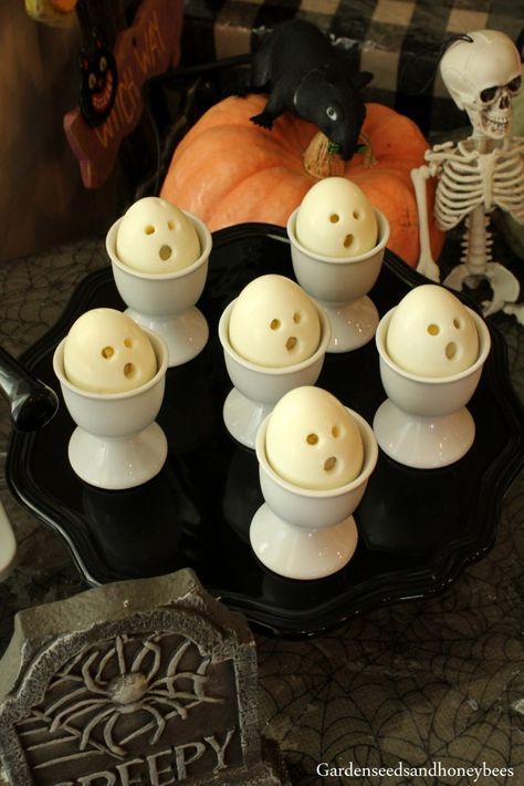 Beetlejuice Dinner, Comidas Halloween, Vintage Halloween Recipes, Halloween Eggs, Scary Food, Healthy Halloween Food, Boo Bash, Recetas Halloween, Hocus Pocus Party