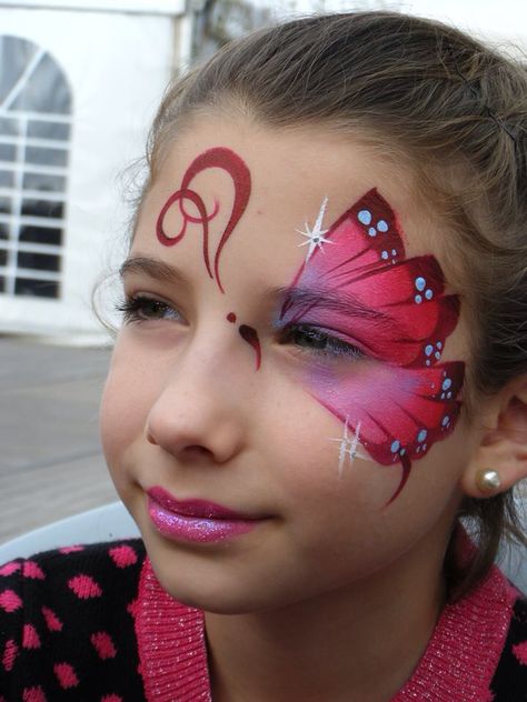 One eye butterfly Half Butterfly Face Paint, Face Paint Butterfly, Paint Butterfly, Carnaval Make-up, Butterfly Simple, Half Butterfly, Face Painting Tips, Butterfly Inspiration, Butterfly Face Paint