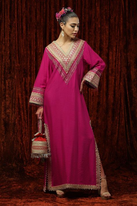 Kaftan Styles For Ladies, Saree Reuse, V Neck Kurta, Kaftan Design, Kaftan Women, Kaftan Pattern, Kaftan For Women, Rani Pink, Indian Fashion Trends