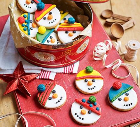 Snowman biscuits in a tin Snowman Biscuits, Christmas Biscuits Recipe, Black Icing, Orange Icing, White Fondant, Cake Mug, Christmas Biscuits, Sugar Icing, Icing Colors