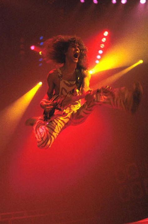 30 Amazing Photographs of Eddie Van Halen on the Stage From the Late 1970s and Early 1980s ~ Vintage Everyday 80s Wallpaper, Alex Van Halen, David Lee Roth, Best Guitarist, 80s Rock, Lynyrd Skynyrd, Eddie Van Halen, I'm With The Band, Mötley Crüe