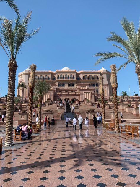 Photo of the Emirates Palace Hotel in Abu Dhabi. Steps, palm trees Emirate Palace Abu Dhabi, Abu Dhabi Airport, Abu Dhabi Beach Club, Edition Hotel Abu Dhabi, Coin Building Abu Dhabi, Emirates Palace, Palace Hotel, Abu Dhabi, Palm Trees