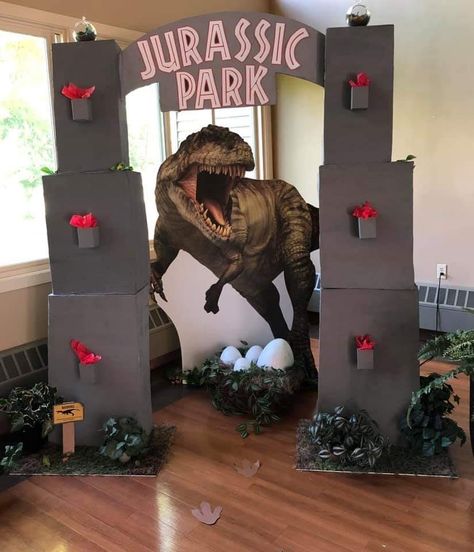 Diy Jurassic Park Entrance, Jurassic Park Diy Decorations, Jurrasic Park Decor, Jurassic Park Gate Entrance Diy, Jurassic Park Party Food, Jurassic Park Birthday Party Decorations, Jurassic Park Party Decorations, Dinosaur Photoshoot, Jurassic World Party Ideas