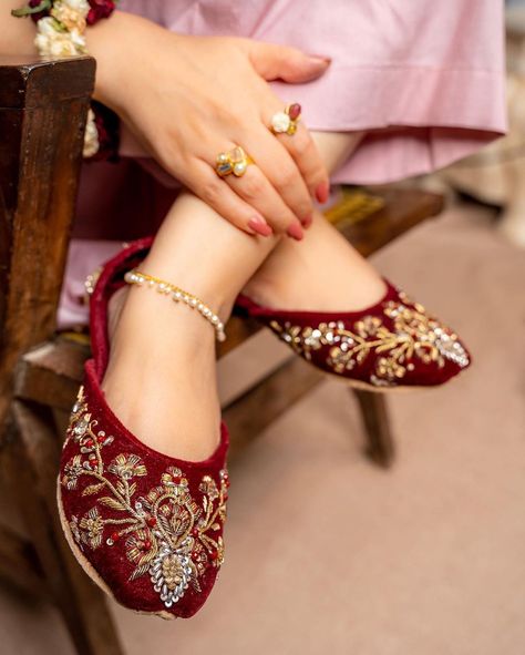 Maroon Shoes, Girl Online, Indian Fashion Dresses, Online Shopping Stores, Bridal Shoes, Bright Red, Beautiful Patterns, Antique Gold, Make You Feel