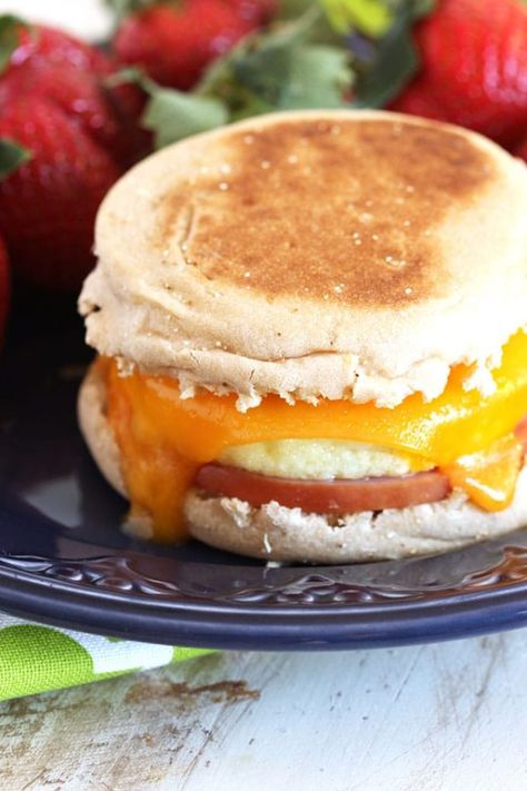 Make Ahead Freezer Breakfast Sandwiches | TheSuburbanSoapbox.com Make Ahead Freezer Breakfast, Egg Mcmuffin Recipe, Make Ahead Recipes, Egg Mcmuffin, Freezer Breakfast Sandwiches, Make Ahead Freezer Meals, Freezer Food, Prep Breakfast, Freezer Breakfast