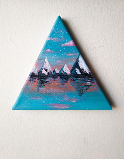 Triangle Canvas Art, Painting Ideas On Triangle Canvas, Canvas Painting Ideas Videos, Triangle Canvas Painting Ideas, Triangle Canvas Painting, Painting Ideas Videos, Triangle Painting, Lewandowski Bayern, Acrylics Paintings