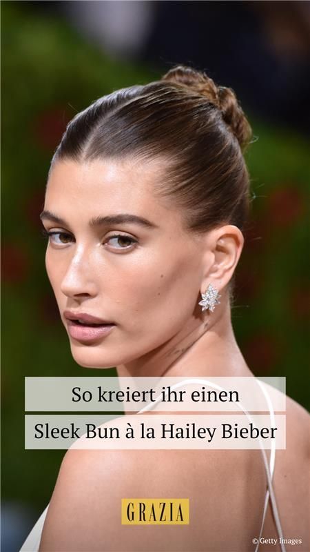 Der Sleek Bun ist die beliebteste Frisur bei Hailey Bieber, Kendall Jenner und Co. Wie ihr den strengen Dutt ganz leicht selber stylen könnt, verraten wir euch jetzt. Haie Style, Tail Hairstyle, Sleek Bun, Editorial Hair, Sleek Hairstyles, Beauty Icons, Hailey Bieber, Sleek Look, How To Make Hair