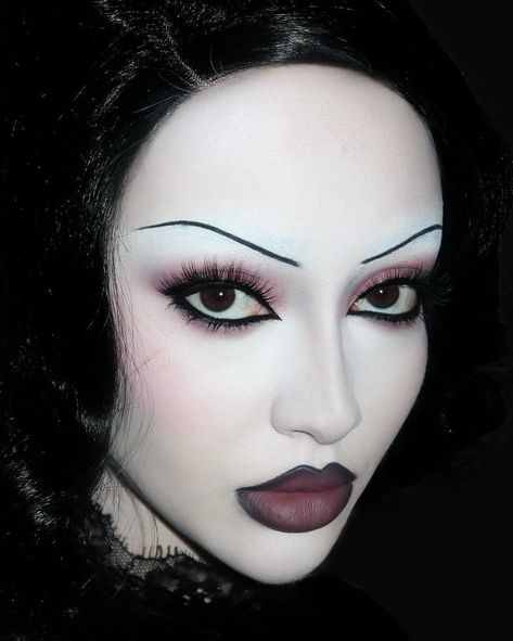 Cat Like Makeup Look, Summer Goth Makeup Looks, Got Makeup, Whimsical Goth Makeup, Goth Smokey Eye, Corporate Goth Makeup, Whimsigothic Makeup, Goth Makeup Aesthetic, Romantic Goth Makeup