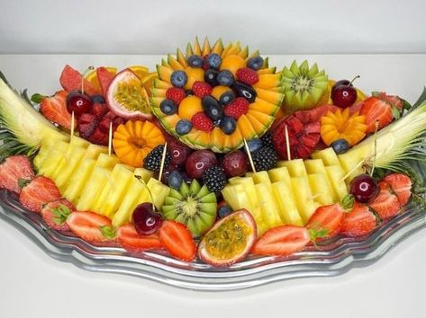 Fruit Gender Reveal, Pineapple Cupcake, Easy Fruit Salad Recipes, Pineapple Cupcakes, Deco Fruit, Aesthetic Fruit, Fruit Garnish, Fruit Trays, Minnie Mouse Birthday Cakes