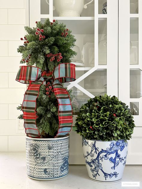 Grandmellinial Christmas, Tartan And Chinoiserie Christmas, Modern Chinoiserie Interior Design, Chinoiserie Nutcracker, Entrance Christmas Decor, Chinoiserie Christmas Decor, Blue White Christmas, 2023 Decor, Christmas Florals