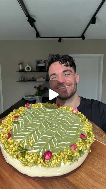 Stefano Zarrella on Instagram: "Pistazien cheesecake 😍🍰  Wie schön ist dieser Käsekuchen bitte? 🥹😍 Dazu geht er auch noch echt einfach und schmeckt unglaublich lecker. Perfekt, um jemandem eine Freude zu machen 🥰   Zutaten  - 200g Kekse  - 100g Butter  - 350g Frischkäse  - 2 EL Skyr  - 80g Zucker  - 250g Pistazien Creme  - 500g Schlagsahne  - 6 Blatt Gelatine  - Gehakte Pistazien  - Weiße Schokolade   Zubereitung:   Zermahlt zuerst die Kekse und gebt die geschmolzene Butter 🧈 hinzu. Vermengt alles gut und gebt es auf den Boden euer Backform, der bereits mit Backpapier ausgelegt ist. Das Ganze kommt dann in der Zwischenzeit in den Kühlschrank. Als Nächstes gebt ihr den Frischkäse, Skyr, Zucker und 150g Pistaziencreme 💚 in eine Schüssel und rührt es gut um 😋 Als Nächstes gebt ihr die Bake Cake, Cupcake Muffins, June 15, No Bake Cake, Cheesecake, Muffins, Spa, Dessert, Baking