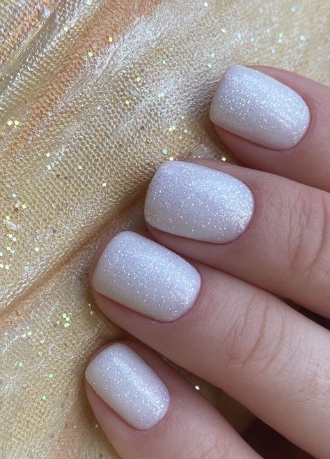 White Nails Gold Sparkle, Engagement Short Nails, White Soarkle Nails, White Sparkle Dip Powder Nails, Silver Nails Sns, Short White Wedding Nails, Winter White Glitter Nails, Off White Sparkly Nails, Bride Nails Sparkle