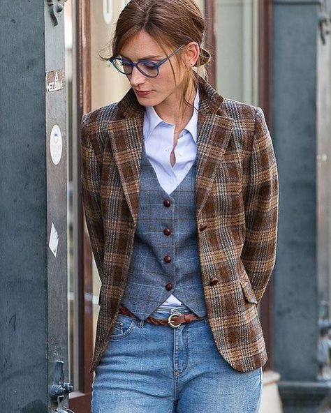 Sita Lombera on Instagram: “Classical everyday outfit. #viapinterest #tweed #harristweed #inspiration” Mode Style Anglais, Tweed Blazer Women, Mode Tips, Mode Chanel, Look Retro, Country Fashion, British Outfits, Mode Casual, Androgynous Fashion