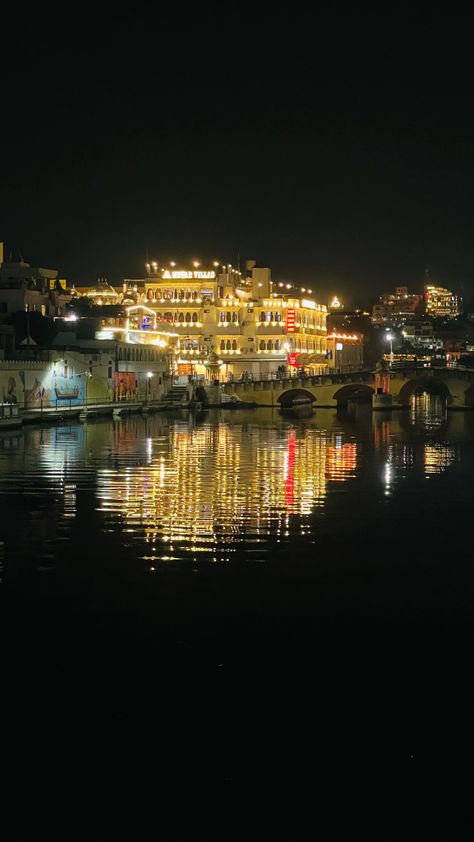 Udaipur Night View, Udaipur Photography, Indian Fort, Buddha Background, City Palace Udaipur, Cafe Pictures, City Life Photography, Sky Quotes, Desi Aesthetics