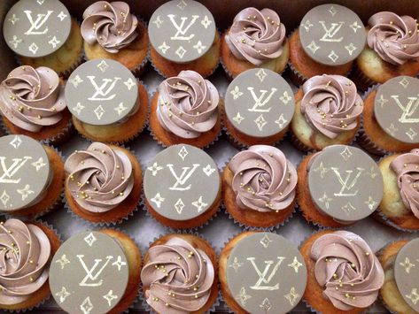 Louis Vuitton cupcakes. LV cupcakes. Brown and gold. Louis Vuitton Birthday Party Theme, Louis Vuitton Cupcakes, Lv Cupcakes, Louis Vuitton Birthday Party, Louis Vuitton Birthday, Chanel Cupcakes, Louis Vuitton Cake, Fashion Cupcakes, Geometric Cake