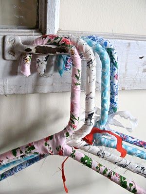 Fabric Covered Hangers, Gift Instagram, Fabric Hanger, Diy Projektit, Plastic Hangers, Instagram Diy, Clothes Women, Textiles Fashion, Fabric Projects