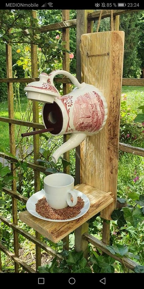 Teacup Bird Feeder Diy, Teapot Birdhouse, Teapot Crafts, Bird Houses Ideas Diy, Teacup Crafts, Homemade Bird Feeders, Bird House Feeder, Back Deck Decorating, Diy Bird Feeder